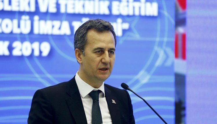 Milli Eğitim Bakanı Ziya Selçuk, Savunma Sanayii Başkanı İsmail Demir ve ASELSAN Yönetim Kurulu Başkanı Haluk Görgün, Mili Eğitim Bakanlığı Mesleki ve Teknik Eğitim Genel Müdürlüğü ile ASELSAN arasında ASELSAN Macunköy Tesisleri'nde düzenlenen "Mesleki Eğitim ve Teknik Eğitim İşbirliği Protokolü" imza törenine katıldı. Törende ASELSAN Başkanı Görgün konuşma yaptı.