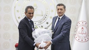 Yeni Milli Eğitim Bakanı açıklandı! Ziya Selçuk’un yerine Cumhurbaşkanı kararıyla Bakan Yardımcısı Mahmut Özer atandı. Detaylar haberimizde.